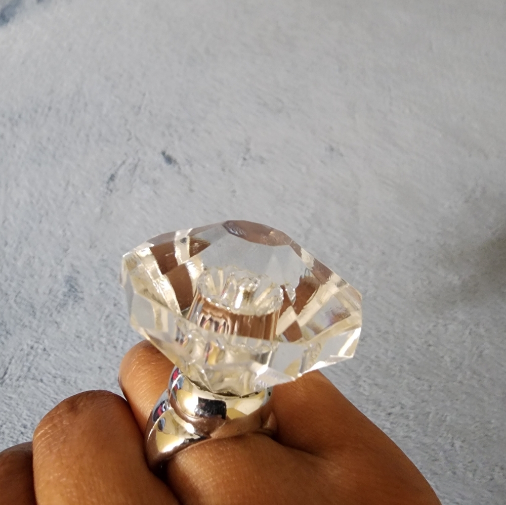 💍 Flashing Light-Up Ring – Oversized Plastic Gem Statement Bling
